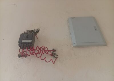 Tableau électrique en cours de câblage